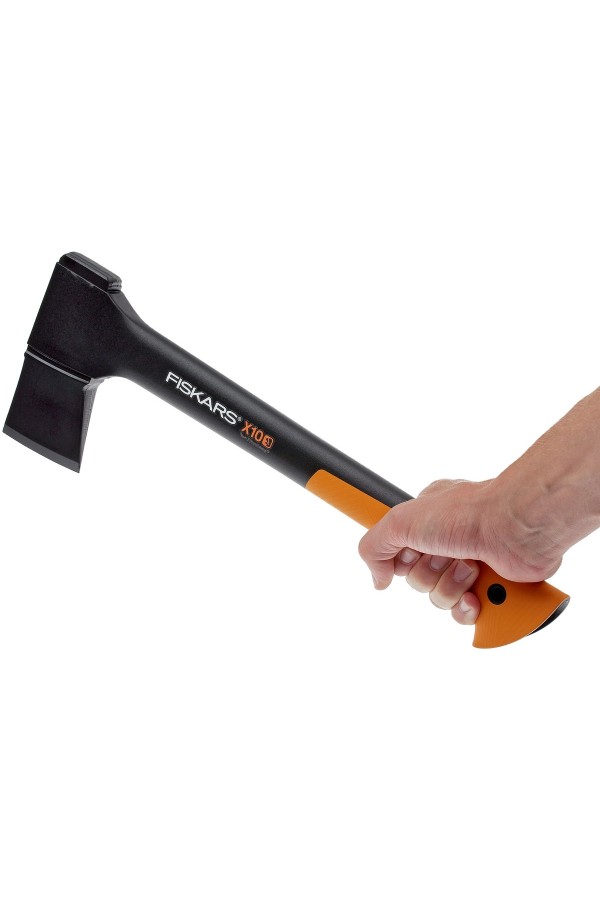 FISKARS X10  Hachette - Taille S - Vue de prise en main - Marque Fiskars