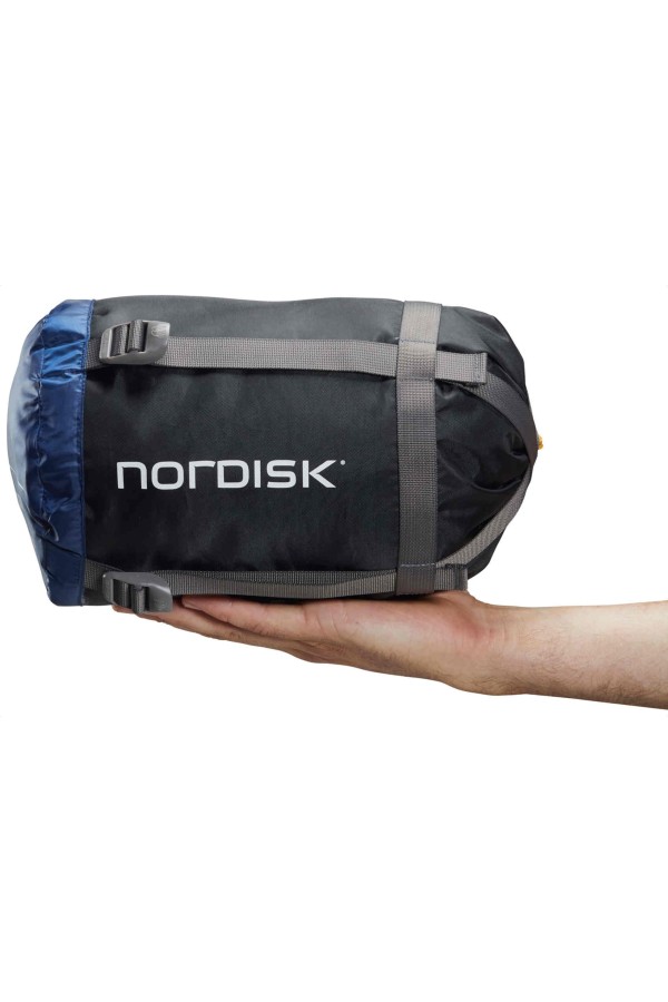 NORDISK PUK +10° CURVE  : Vue du sac de compression dans une main
