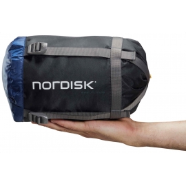NORDISK PUK +10° CURVE  : Vue du sac de compression dans une main