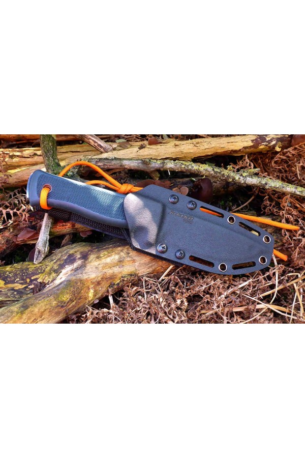 KNV2 Mil  - Version militaire : Couteau pleine soie - Acier propriétaire - Dureté 59 HRC - Vue avec étui Kydex - Jaktkit